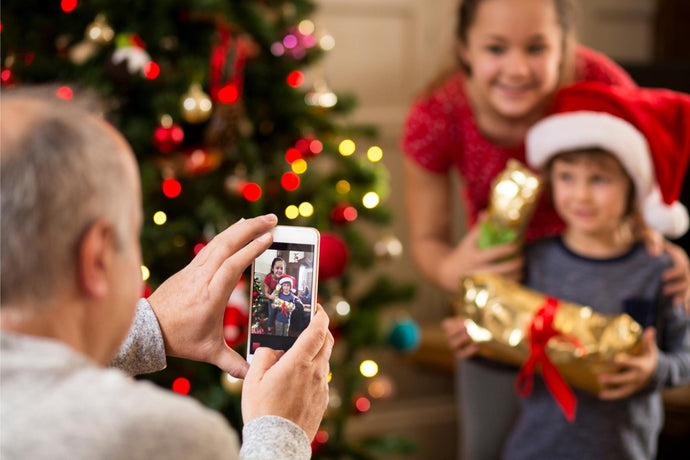 Take Family Photos For Festive Season Greeting Cards
